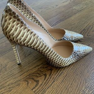 Manolo Size 39 Eur ( 8.5 US) snake skin heels